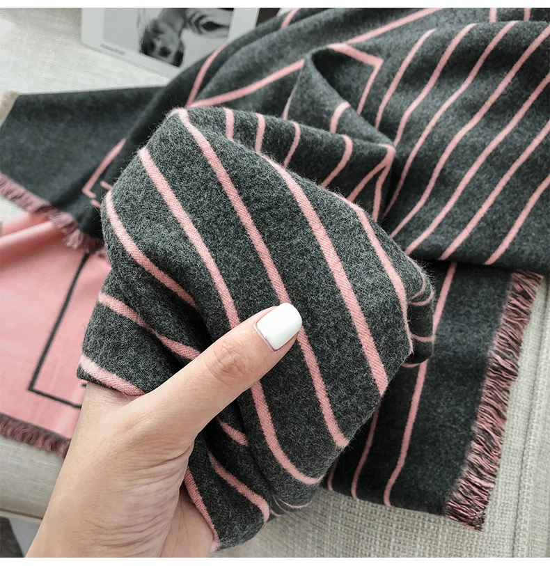 2020 Korean autumn and winter new tassel cashmere like women's shawl retro long Plaid Scarf Cashmere double-sided thermal scarf
2020 Korean autumn and winter new tassel cashmere like women's shawl retro long Plaid Scarf Cashmere double-sided thermal scarf