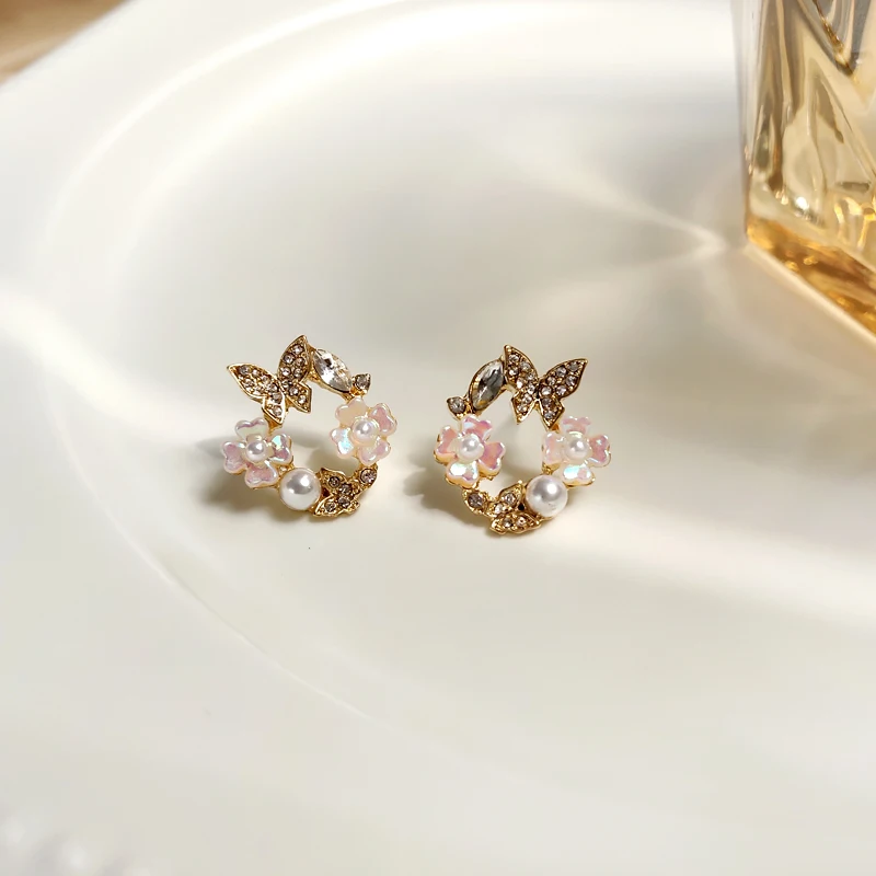 S925 needle Sweet Jewelry Girl Earrings Delicate Design Crystal Glass Simulated Pearl Resin Flower Stud Earrings For Women Gifts
S925 needle Sweet Jewelry Girl Earrings Delicate Design Crystal Glass Simulated Pearl Resin Flower Stud Earrings For Women Gifts
