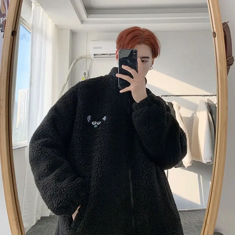Lamb Wool Coat Men Winter Korean Trend Loose Zipper Jackets Male Hong-Kong Style Cardigan Thickened Stand Collar Embroidered Top
Lamb Wool Coat Men Winter Korean Trend Loose Zipper Jackets Male Hong-Kong Style Cardigan Thickened Stand Collar Embroidered Top