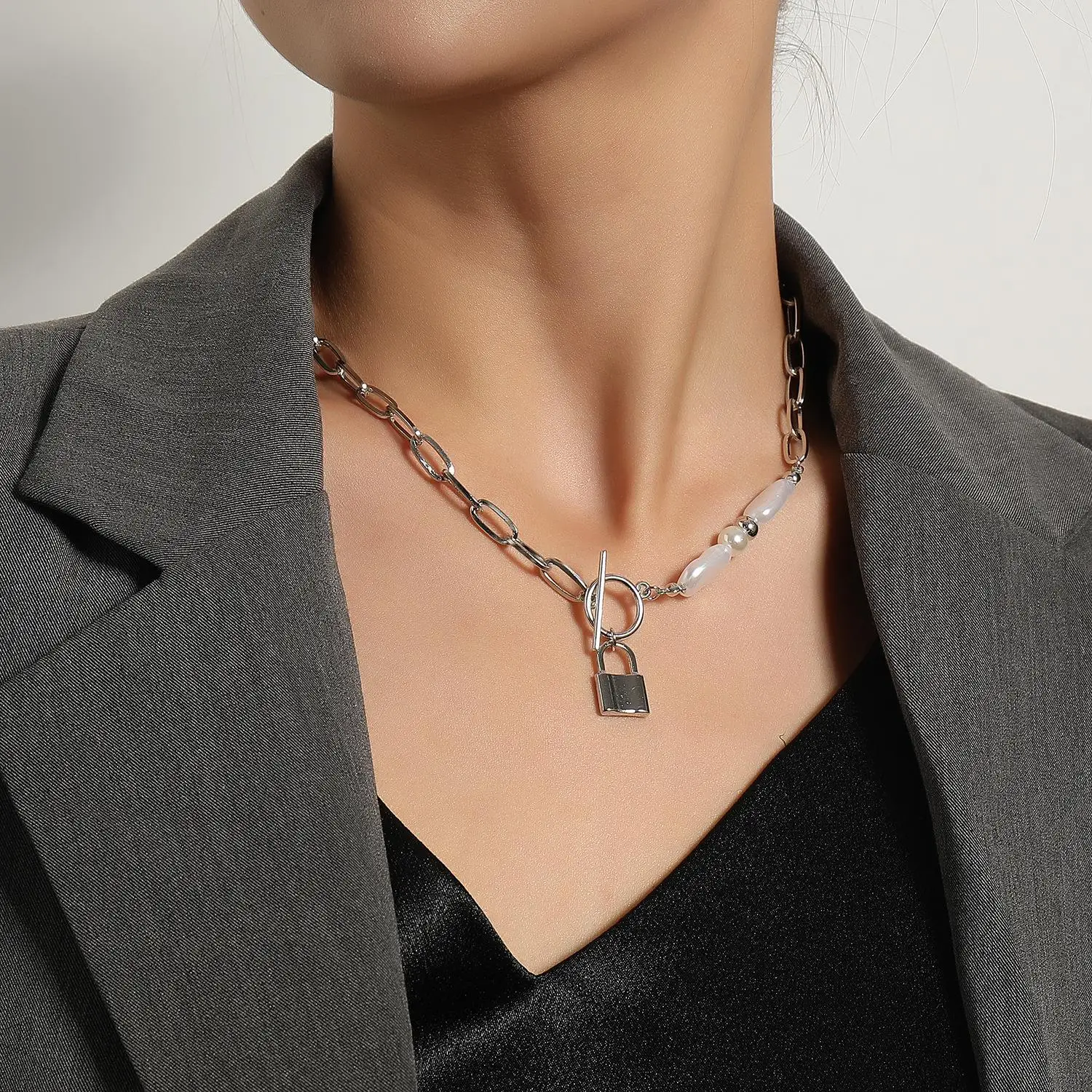 Retro fashion pearl necklace lock pendant sweater Necklace female hip hop punk asymmetric water drop pearl short clavicle chain
Retro fashion pearl necklace lock pendant sweater Necklace female hip hop punk asymmetric water drop pearl short clavicle chain