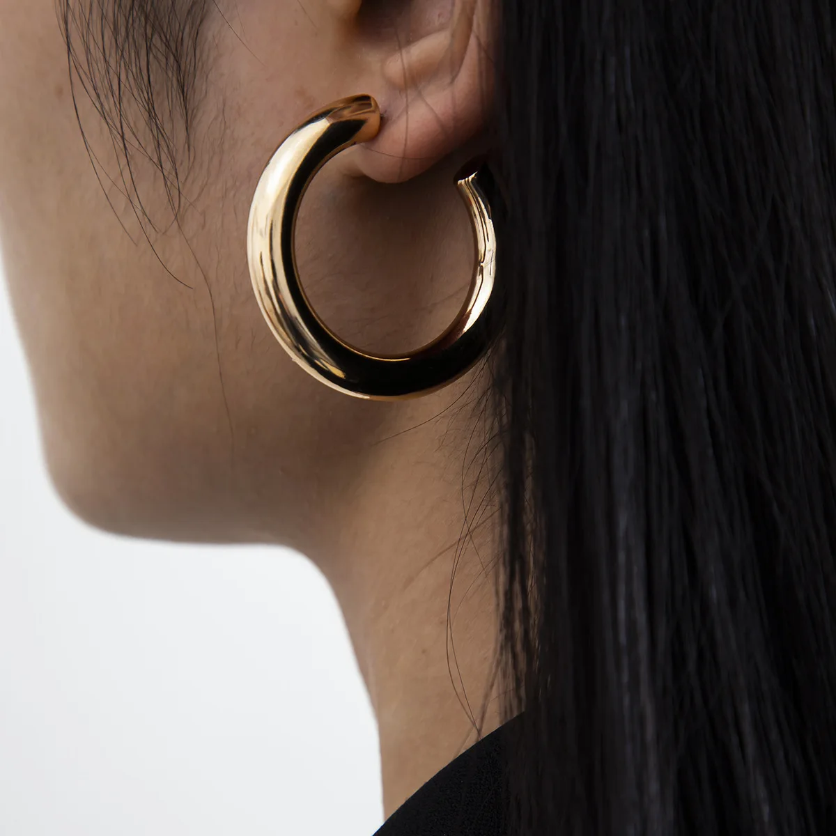 Retro Simple Gold Color Metal Earrings Female Personality Creative Gold Hollow Round Earring Girls Fashion Charm Jewelry
Retro Simple Gold Color Metal Earrings Female Personality Creative Gold Hollow Round Earring Girls Fashion Charm Jewelry