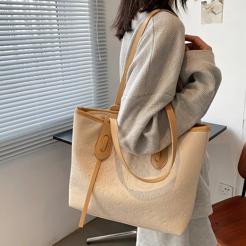 Luxury Brand Large Tote Bag Underarm bag 2021 Summer New Canvas Women's Designer With Bear Pendant Handbag Travel Shoulder Bags
Luxury Brand Large Tote Bag Underarm bag 2021 Summer New Canvas Women's Designer With Bear Pendant Handbag Travel Shoulder Bags