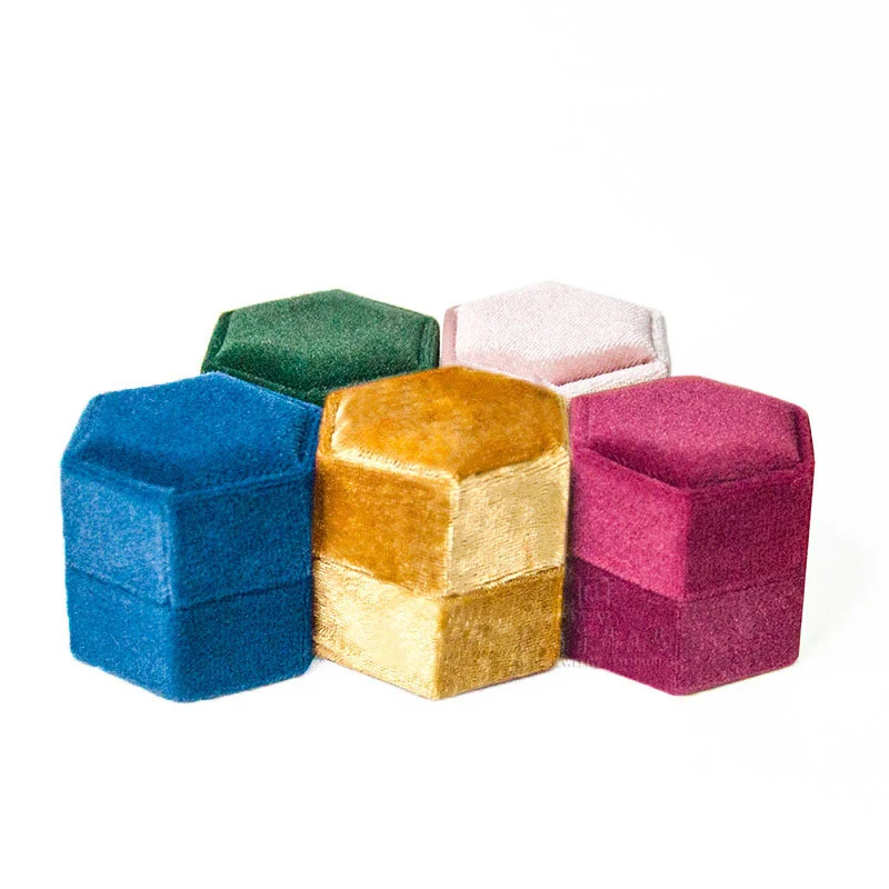 2022 NEW Velvet Jewelry Box Ring Packing Retro Romantic Gift Boxes Hexagonal Wedding Earring Pendant Jewelry Case Wholesale Hot
2022 NEW Velvet Jewelry Box Ring Packing Retro Romantic Gift Boxes Hexagonal Wedding Earring Pendant Jewelry Case Wholesale Hot