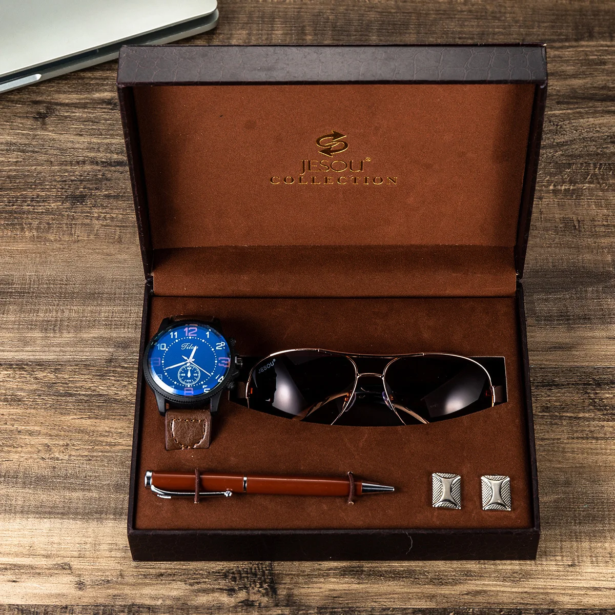 Men's Gift Set Beautifully Packaged Watch+sunglasses Pen Set Fashion Trend Set -4pcs/set
Men's Gift Set Beautifully Packaged Watch+sunglasses Pen Set Fashion Trend Set -4pcs/set