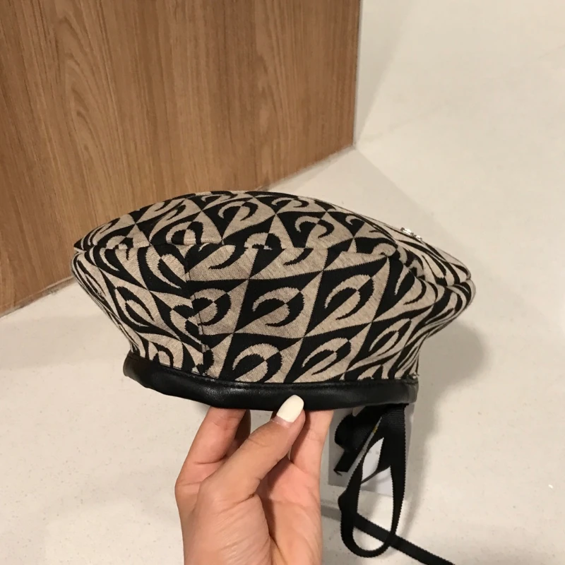 113292 Fashion Classic Trendy Brand Luxury Design Moon Printed Hat Small Logo Checkered Rhombic Sunscreen Beret Hat M2
113292 Fashion Classic Trendy Brand Luxury Design Moon Printed Hat Small Logo Checkered Rhombic Sunscreen Beret Hat M2