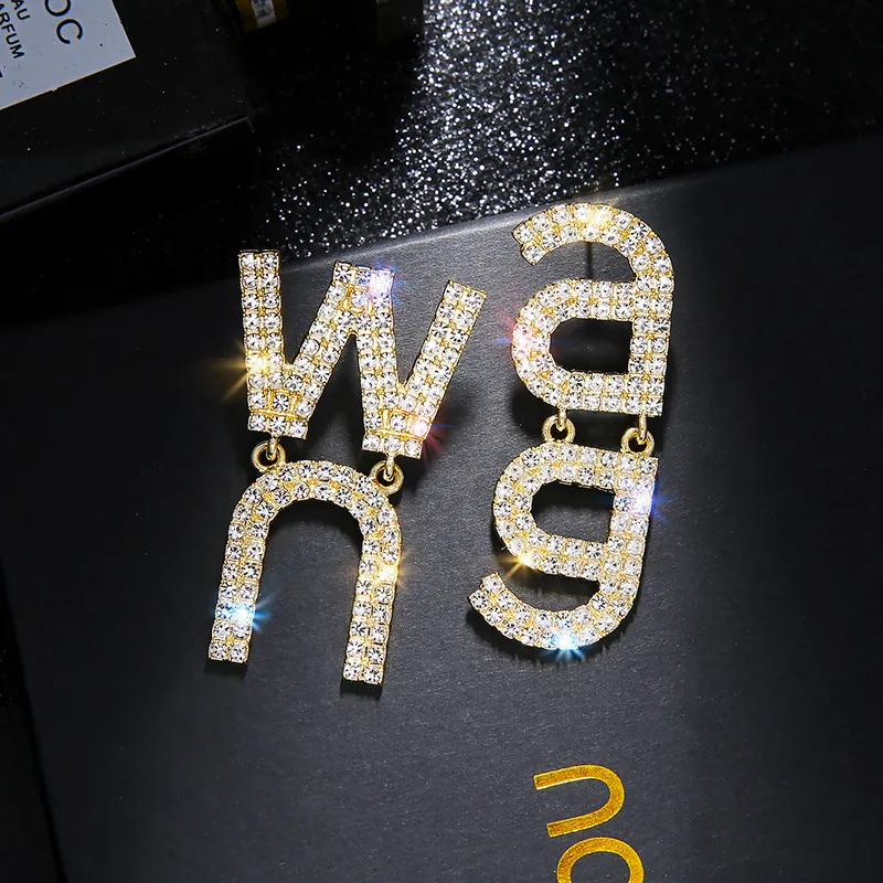 2020 New Gold Vintage High-quality Women Letter Earrings Exaggerated Personality Exquisite Asymmetric Design Ear Accessories
2020 New Gold Vintage High-quality Women Letter Earrings Exaggerated Personality Exquisite Asymmetric Design Ear Accessories