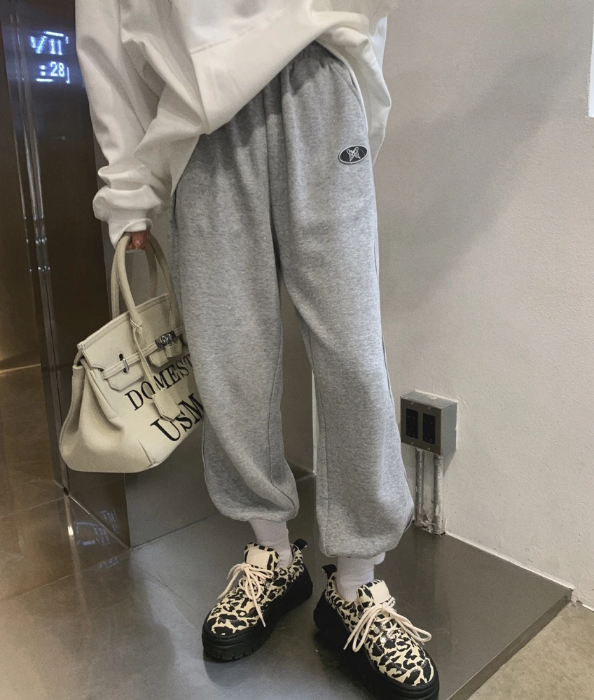 2021 spring, autumn and winter new trend loose sports casual trousers women hip-hop street wide leg wide leg pants
2021 spring, autumn and winter new trend loose sports casual trousers women hip-hop street wide leg wide leg pants