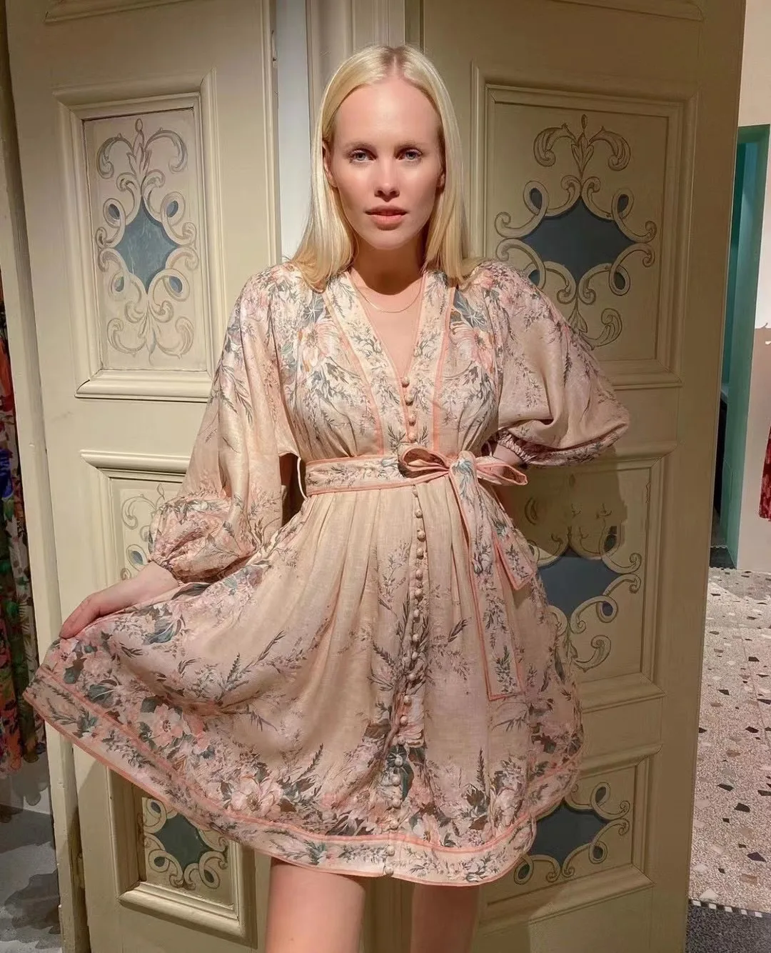 Women Summber Beach Style Floral Printed V-Neck Lantern Sleeve Silk Linen Mini Dress
Women Summber Beach Style Floral Printed V-Neck Lantern Sleeve Silk Linen Mini Dress