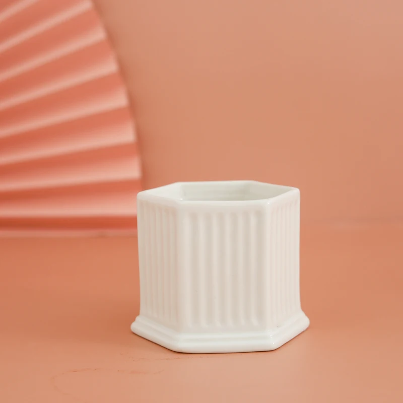 Nordic Style Ceramic Candlestick White Modern Windproof Candle Holder Luxury Wedding Small Swieczniki Home Decoration EB50ZT
Nordic Style Ceramic Candlestick White Modern Windproof Candle Holder Luxury Wedding Small Swieczniki Home Decoration EB50ZT