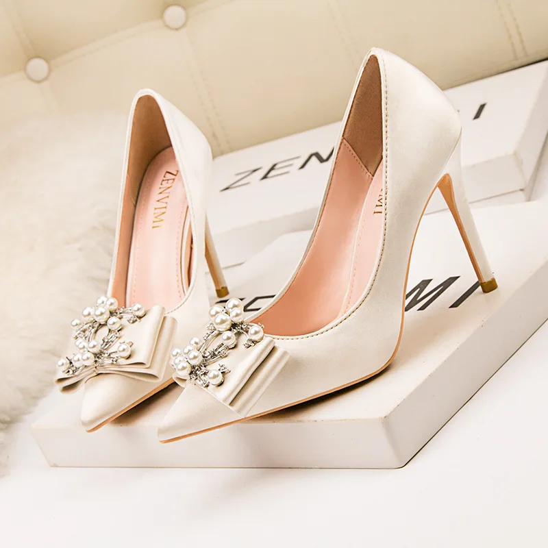 Туфли женские на высоком каблуке-шпильке с острым носком и бантом
Туфли женские на высоком каблуке-шпильке с острым носком и бантом