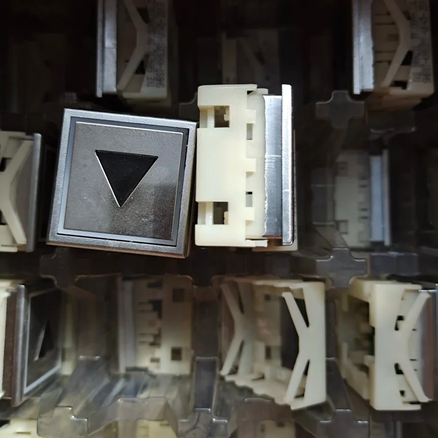 5pcs A4N18898 Elevator Button Red Blue Light Lift Accessories 
5pcs A4N18898 Elevator Button Red Blue Light Lift Accessories