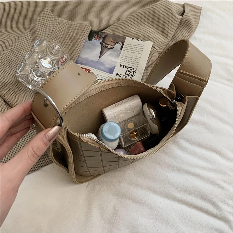 Vintage PU Leather Ladies Plaid Pattern Crossbody Bags Luxury Wide Strap Handbags for Women Elegant Trendy Underarm Shoulder Bag
Vintage PU Leather Ladies Plaid Pattern Crossbody Bags Luxury Wide Strap Handbags for Women Elegant Trendy Underarm Shoulder Bag