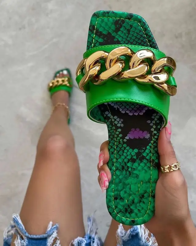 2021 plus size new one-shaped square toe slippers female color snake print flat bottom plus size slippers metal chain leather be 
2021 plus size new one-shaped square toe slippers female color snake print flat bottom plus size slippers metal chain leather be