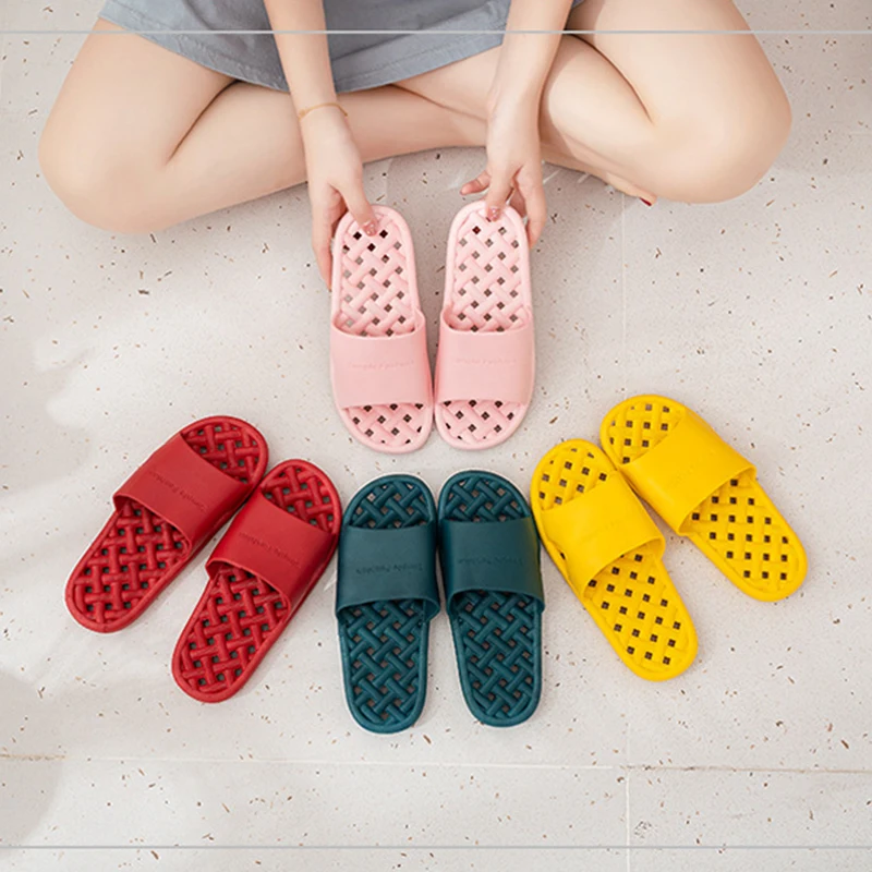 Bathroom Non-slip Slippers Fashion Thick Sole Soft Home Women Bathing Sandals Breathable Simple Hollow Outdoor Flip Flops
Bathroom Non-slip Slippers Fashion Thick Sole Soft Home Women Bathing Sandals Breathable Simple Hollow Outdoor Flip Flops