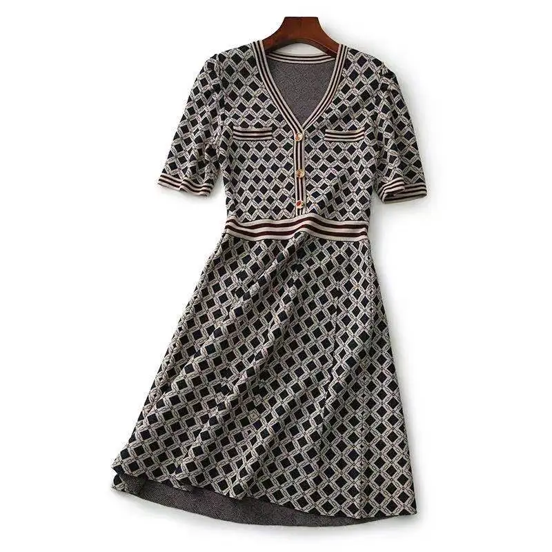 Summer Contrast Pearl Buttons Bright Silk Knit Runway Dresses Short Sleeve Women's Elegant Knitted Slim Dress Vestido
Summer Contrast Pearl Buttons Bright Silk Knit Runway Dresses Short Sleeve Women's Elegant Knitted Slim Dress Vestido