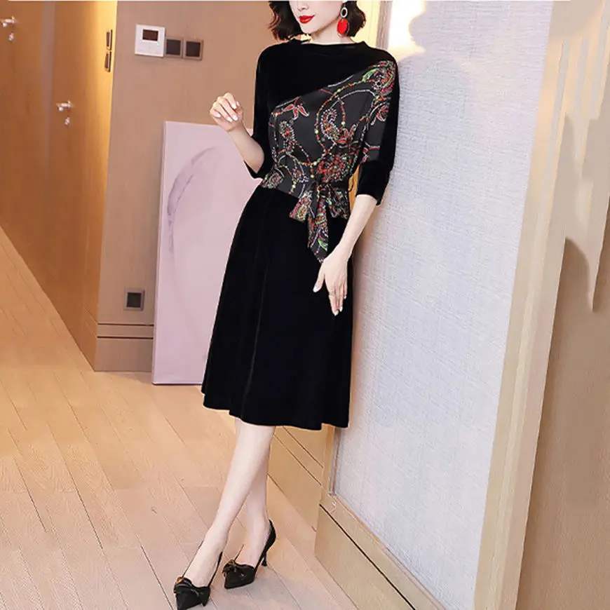 High-end Stitching Printed Gold Velvet Dress 2022 Autumn New Women's Round Neck Bat Sleeve Small Black Dress Women Dress Dress
High-end Stitching Printed Gold Velvet Dress 2022 Autumn New Women's Round Neck Bat Sleeve Small Black Dress Women Dress Dress