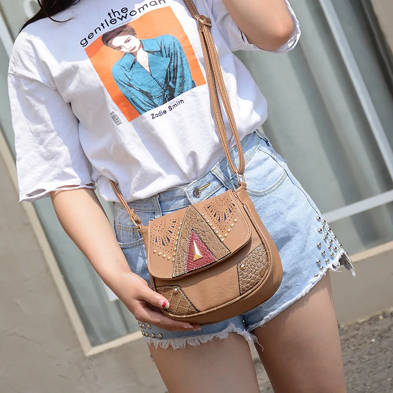 Retro Small Square Bag Change Mobile Phone Female Bag Shoulder Messenger Bag Saddle Small Bag Designer Handbags High Quality
Retro Small Square Bag Change Mobile Phone Female Bag Shoulder Messenger Bag Saddle Small Bag Designer Handbags High Quality