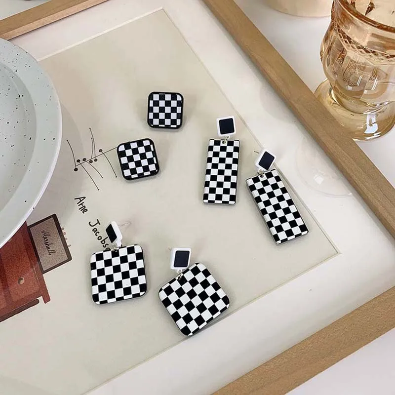 Women's Earrings 2021 Trend Korean Fashion Black and White Lattice Geometric Square Hanging Earrings
Women's Earrings 2021 Trend Korean Fashion Black and White Lattice Geometric Square Hanging Earrings