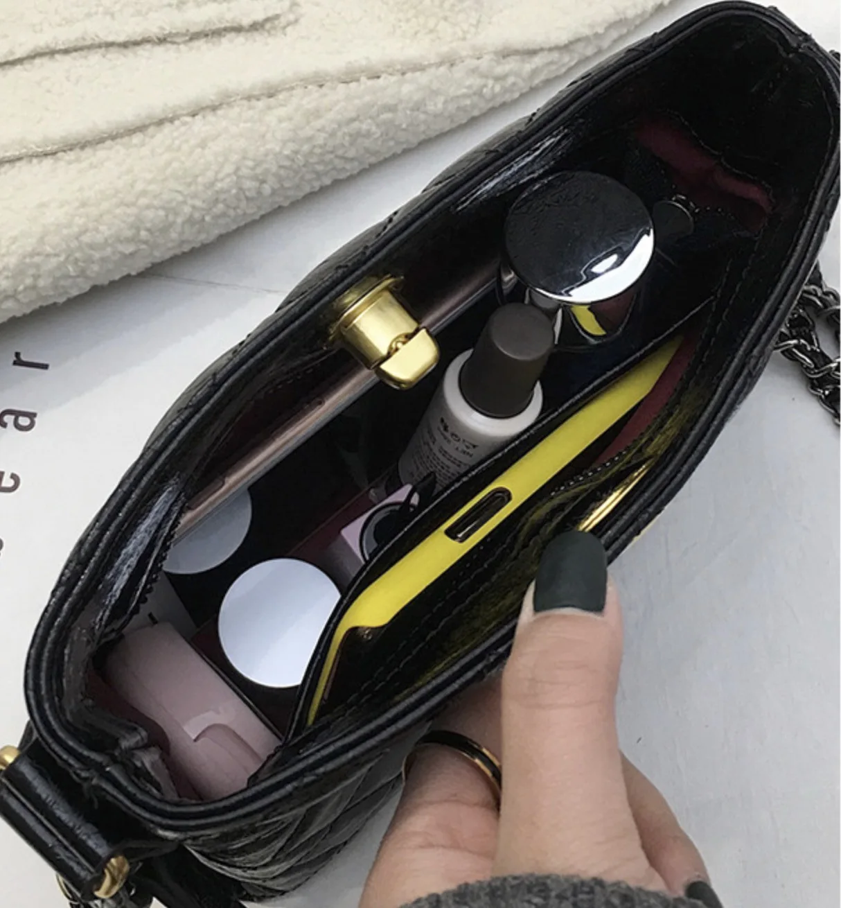 Small square bag new portable women and women small small fragrance windmill sewing line cross-body bag rhombocton chain bag ver
Small square bag new portable women and women small small fragrance windmill sewing line cross-body bag rhombocton chain bag ver