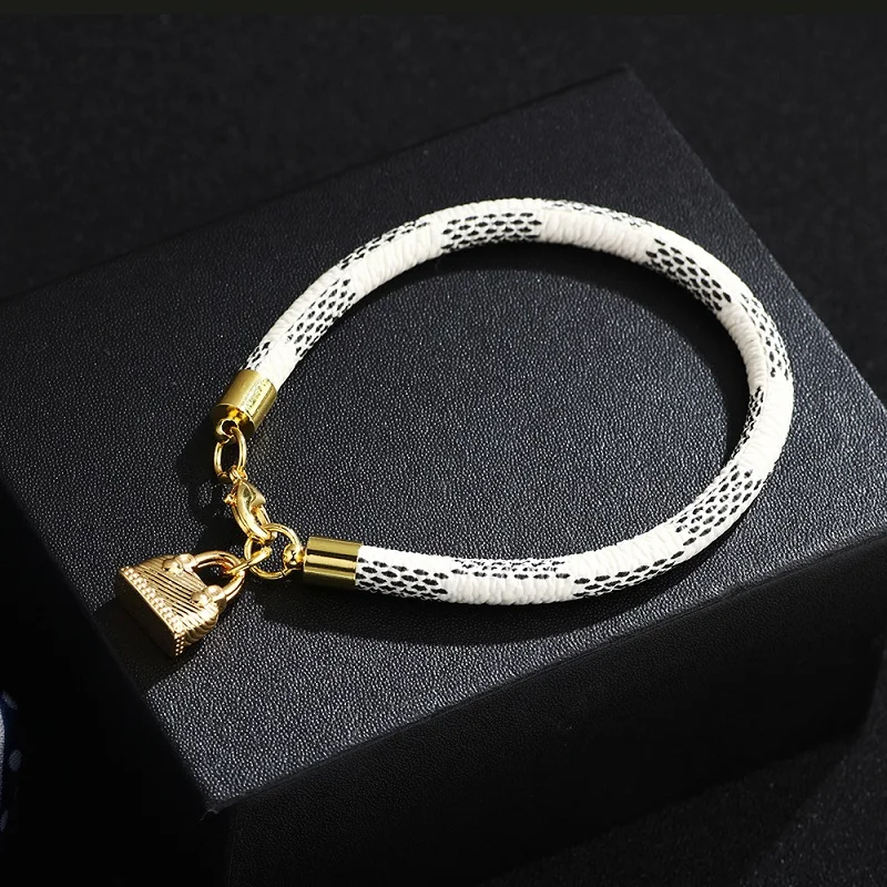 2021 New Arrival Handbag Shaped Metal Bracelet Accessories Leather Bracelet Handmade Accessories Gift
2021 New Arrival Handbag Shaped Metal Bracelet Accessories Leather Bracelet Handmade Accessories Gift