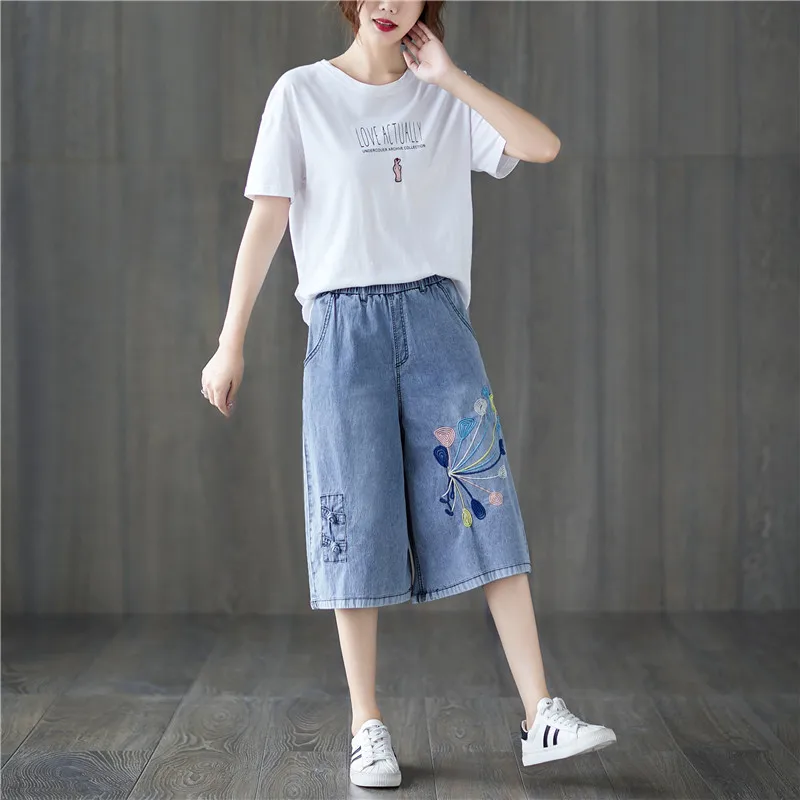 Vintage Embroidered Loose 6 points Jeans Denim Shorts for Women
Vintage Embroidered Loose 6 points Jeans Denim Shorts for Women