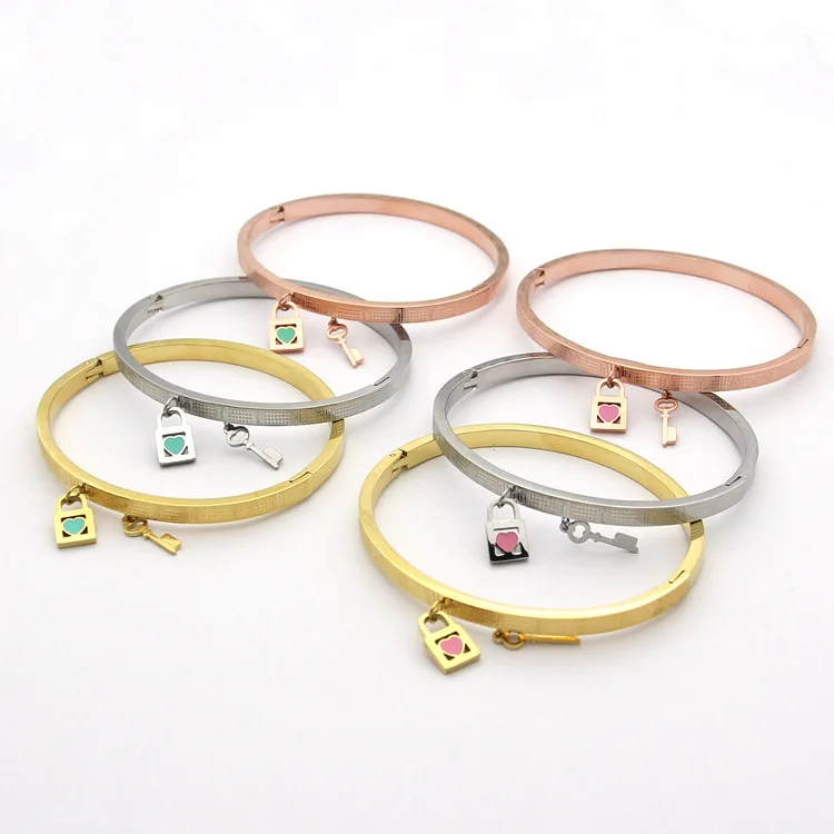 Wholesale lock key heart titanium steel top plated 3 color bangle fashion jewelry bracelet black enamel wristlet jewel
Wholesale lock key heart titanium steel top plated 3 color bangle fashion jewelry bracelet black enamel wristlet jewel