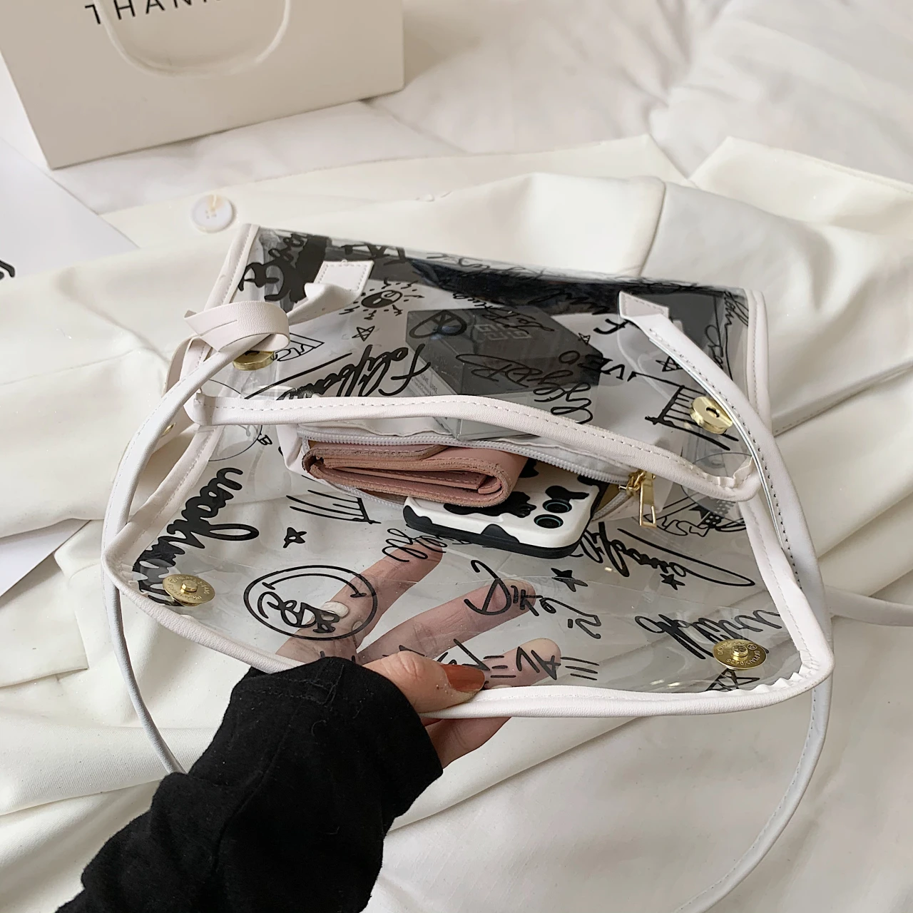 2021 summer new fashion trend high-end niche shoulder bag wild transparent graffiti single shoulder mother-in-law bag 
2021 summer new fashion trend high-end niche shoulder bag wild transparent graffiti single shoulder mother-in-law bag