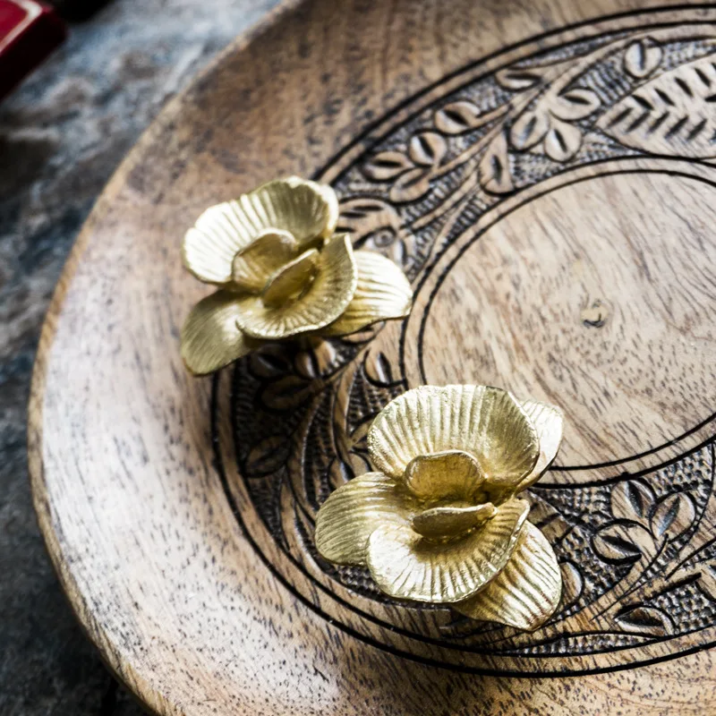 American style retro light luxury brass handle drawer cabinet cabinet door pure copper gold single hole flower handle
American style retro light luxury brass handle drawer cabinet cabinet door pure copper gold single hole flower handle