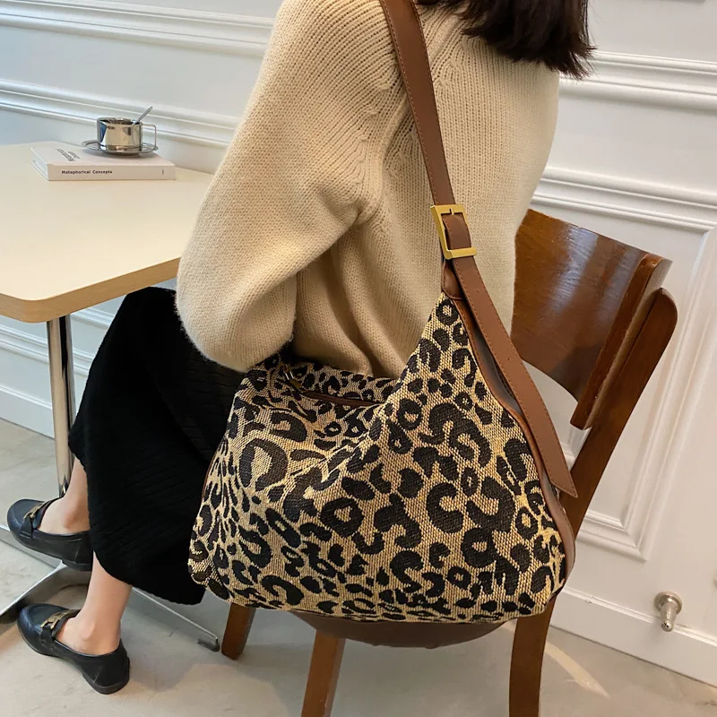Ladies' New one-shoulder Bucket Bag leopard Print large Capacity Wide Shoulder Strap under The armsVersatile Fashion Diagonal Ba
Ladies' New one-shoulder Bucket Bag leopard Print large Capacity Wide Shoulder Strap under The armsVersatile Fashion Diagonal Ba