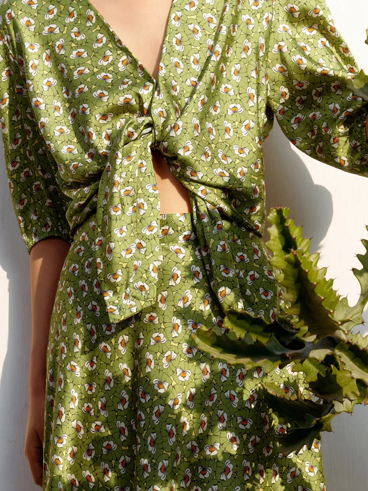 Retro Temperament Green Floral V-neck Lantern Sleeve Tea Break Fress 2021 Summer Medium Length Slim Dress
Retro Temperament Green Floral V-neck Lantern Sleeve Tea Break Fress 2021 Summer Medium Length Slim Dress