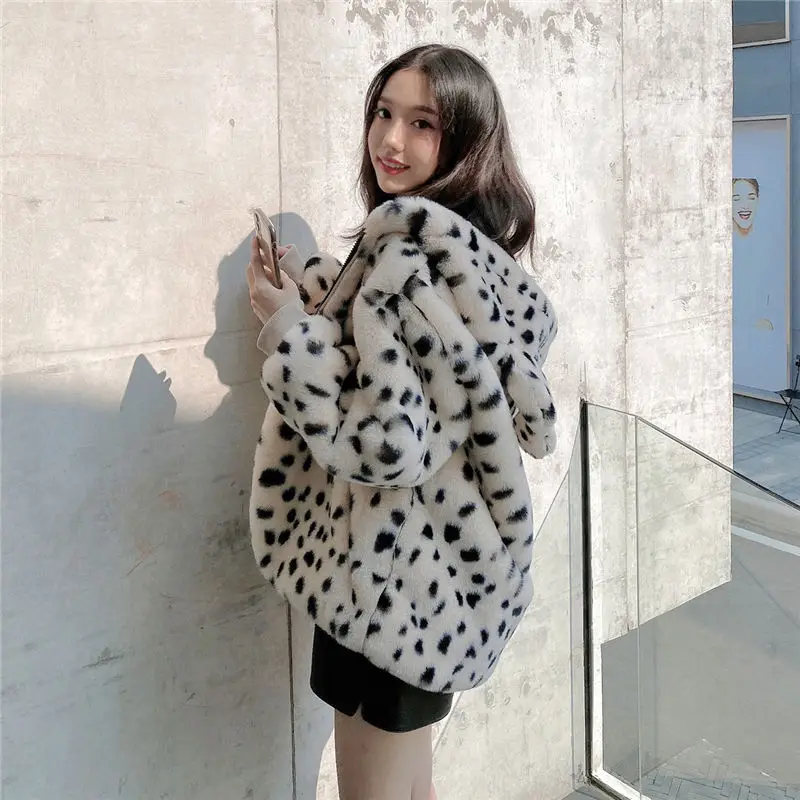 Women 2022 Winter New Leopard Print Loose Jackets Female Faux Rex Rabbit Fur Coats Ladies Short Bear Ears Hooded Outwear Y922
Women 2022 Winter New Leopard Print Loose Jackets Female Faux Rex Rabbit Fur Coats Ladies Short Bear Ears Hooded Outwear Y922