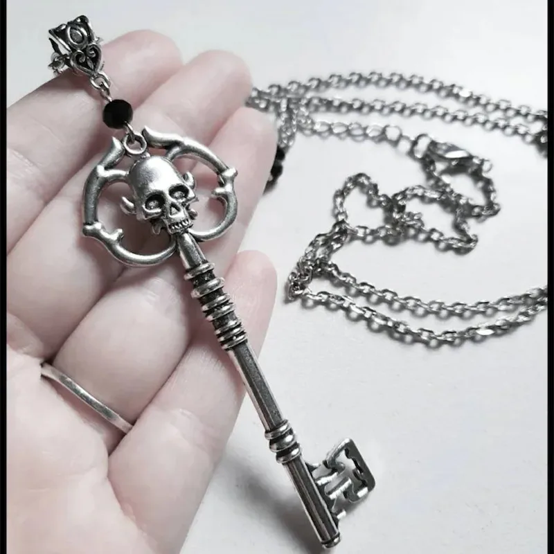 New Antique Silver Skeleton Key Necklace Creativity Pendant Charm Statement Punk Jewelry Novelty Grunge Gothic Halloween Gift
New Antique Silver Skeleton Key Necklace Creativity Pendant Charm Statement Punk Jewelry Novelty Grunge Gothic Halloween Gift
