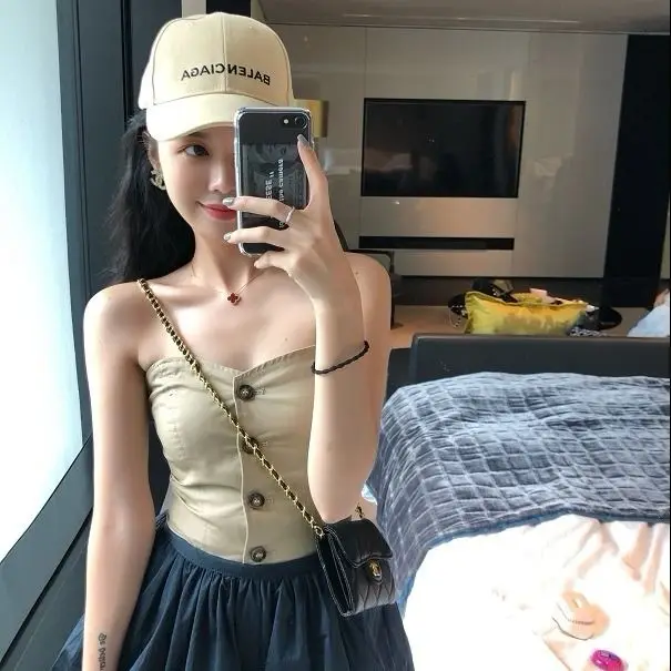 Strapless Strapless top, off shoulder chest wrapped, sleeveless T-shirt, short tank top, elegant style for women
Strapless Strapless top, off shoulder chest wrapped, sleeveless T-shirt, short tank top, elegant style for women