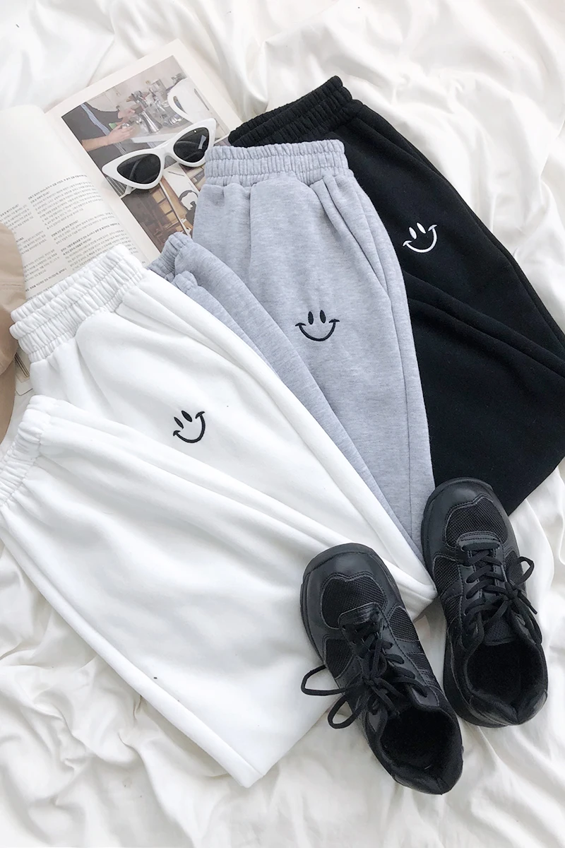 Smiley Face Embroidery Women Sweat Pants Autumn Winter Tie Tight High Waist Loose Plush Thickened Casual Pants
Smiley Face Embroidery Women Sweat Pants Autumn Winter Tie Tight High Waist Loose Plush Thickened Casual Pants