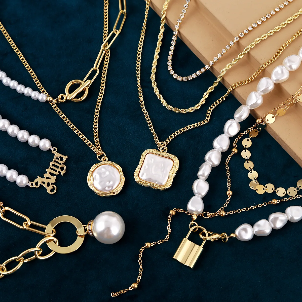 Minar Dainty Multi Styles White Faux Pearl Necklaces for Women Gold Chunky Chain Toggle Clasp Circle Asymmetric Choker Necklace
Minar Dainty Multi Styles White Faux Pearl Necklaces for Women Gold Chunky Chain Toggle Clasp Circle Asymmetric Choker Necklace