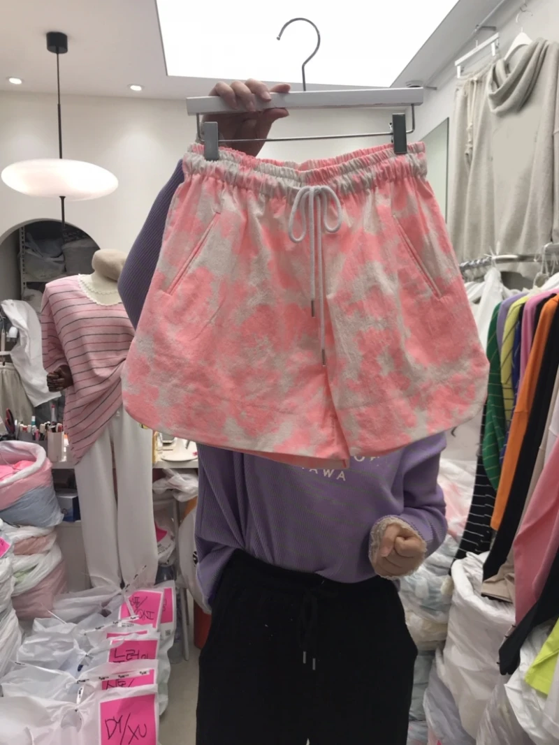 Korean Version of 2021 New Women's Elastic Waist Drawstring Tie Fashion Tie Smudge Casual Sports Shorts Women Joggers Women 
Korean Version of 2021 New Women's Elastic Waist Drawstring Tie Fashion Tie Smudge Casual Sports Shorts Women Joggers Women