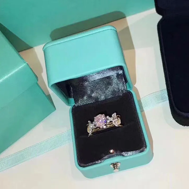 Оригинальное кольцо с четырьмя зубцами и логотипом в масштабе 1:1
Оригинальное кольцо с четырьмя зубцами и логотипом в масштабе 1:1