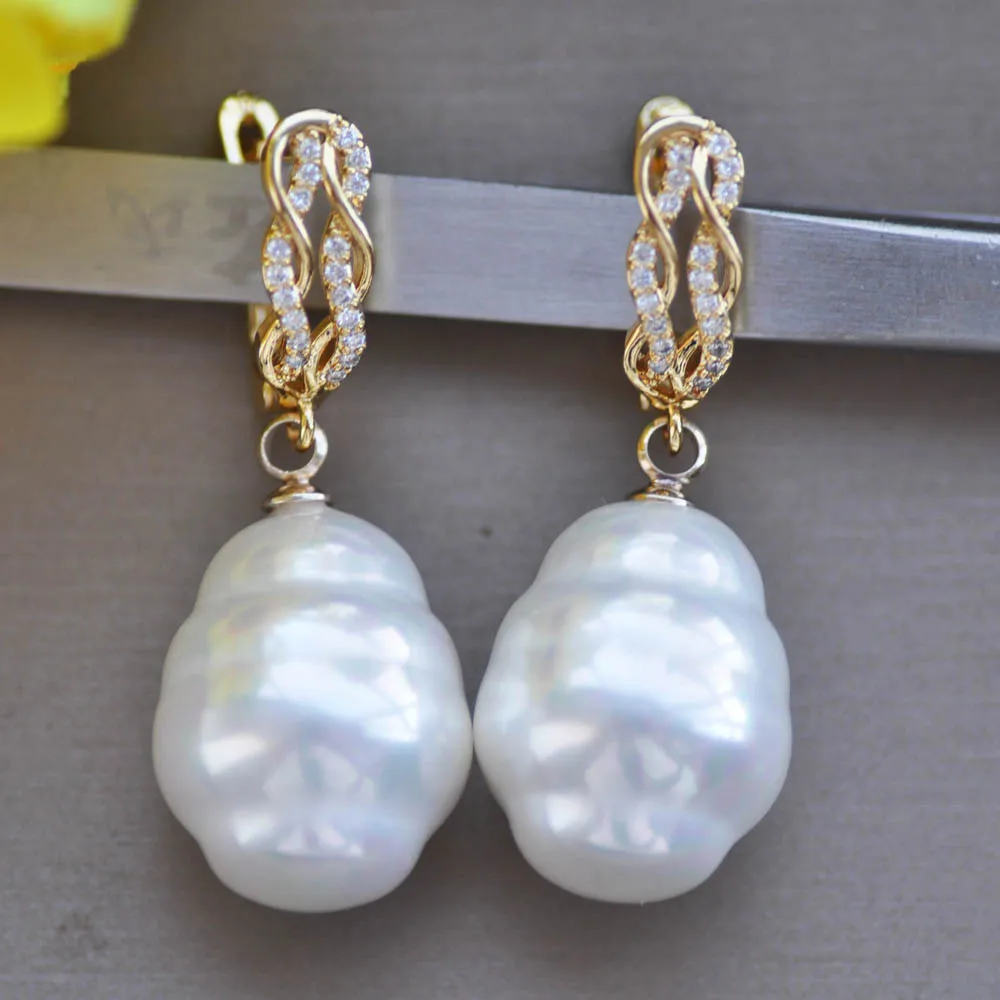 Z10368 21mm White Honeycomb Shell Pearl CZ Dangle Earring
Z10368 21mm White Honeycomb Shell Pearl CZ Dangle Earring