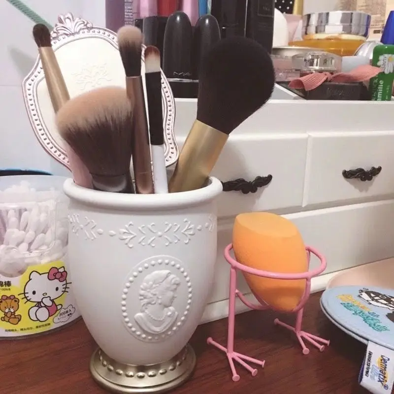 Milky White Brush Bucket Cosmetics Noble Embossed Portrait Makeup Beauty Storage Bucket Makeup Brush Bucket Drop Resistance
Milky White Brush Bucket Cosmetics Noble Embossed Portrait Makeup Beauty Storage Bucket Makeup Brush Bucket Drop Resistance