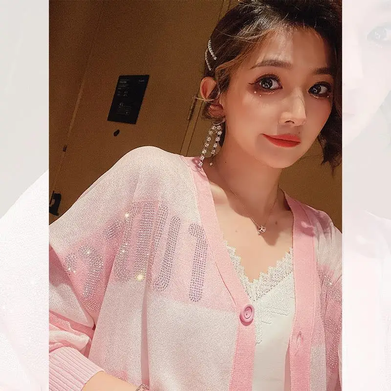 Женский тонкий вязаный кардиган, розовая однобортная рубашка с длинными рукавами и надписью, для защиты от солнца, для лета
Женский тонкий вязаный кардиган, розовая однобортная рубашка с длинными рукавами и надписью, для защиты от солнца, для лета