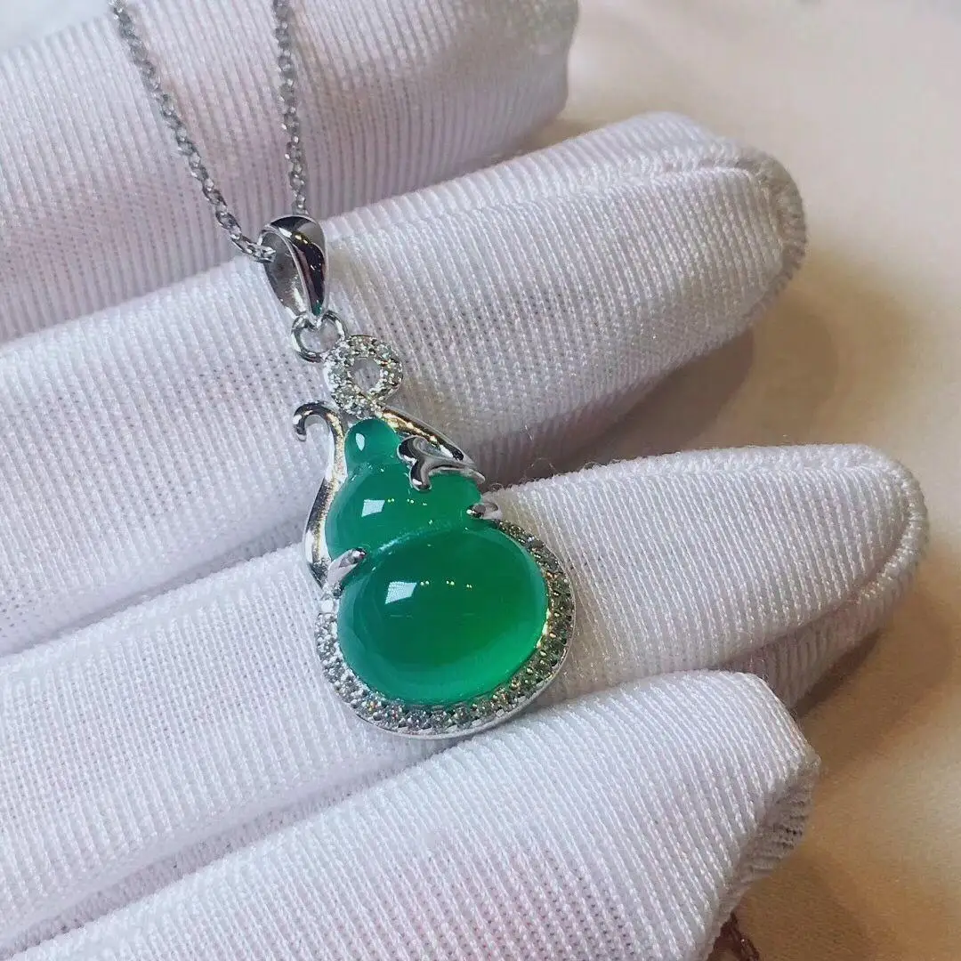 Original new inlaid diamond natural chalcedony gourd pendant necklace elegant charm creative retro silver jeweler
Original new inlaid diamond natural chalcedony gourd pendant necklace elegant charm creative retro silver jeweler