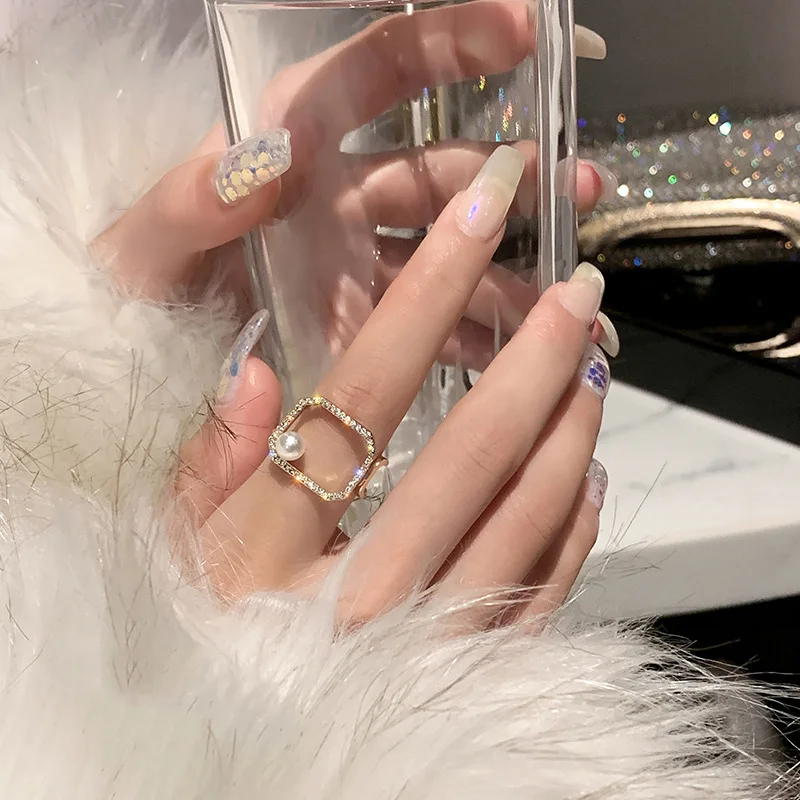 2021New Trendy Hollow Out Square Pearl Goldon Open Rings For Woman Fashion Korean Lady Wedding Rings Party Girl's Jewelry Gift
2021New Trendy Hollow Out Square Pearl Goldon Open Rings For Woman Fashion Korean Lady Wedding Rings Party Girl's Jewelry Gift