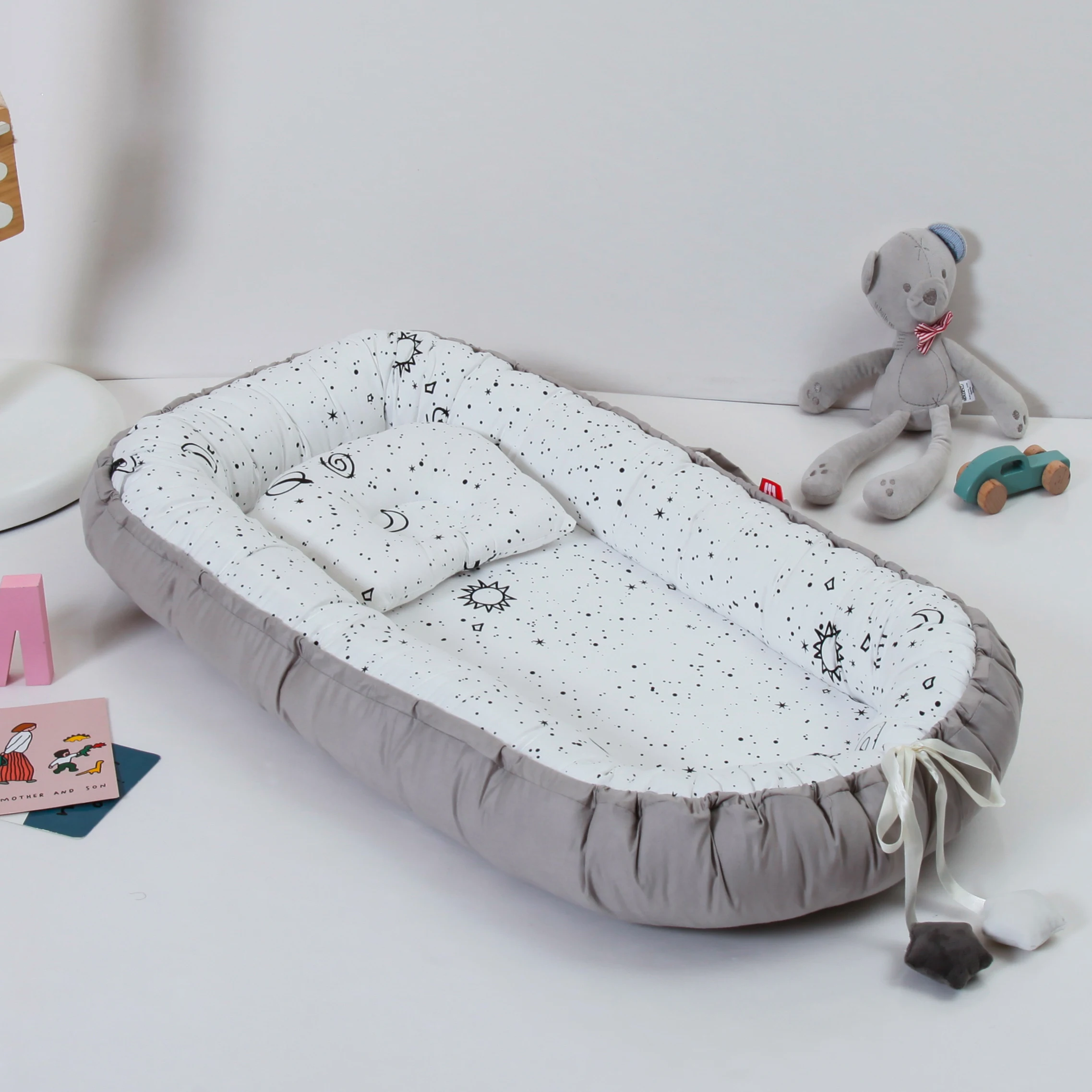 85X50cm Portable Baby Bed Newborn Crib Nest Mattress Baby Cradle with Pillow Removable Bed Pad
85X50cm Portable Baby Bed Newborn Crib Nest Mattress Baby Cradle with Pillow Removable Bed Pad