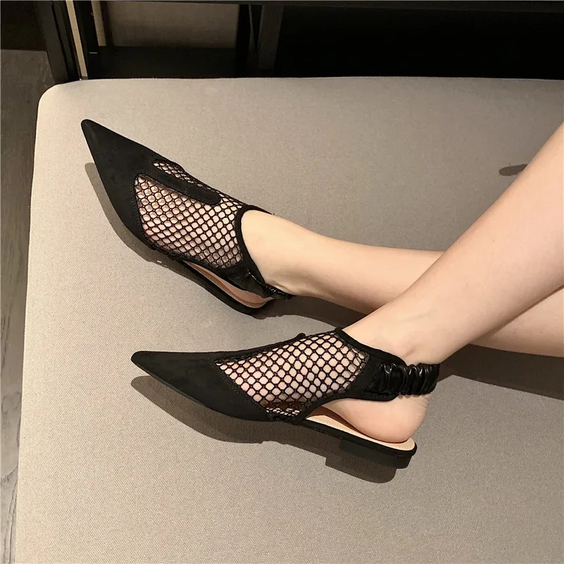 Женские босоножки с острым носком, открытой спиной и ремешком на резинке 
Женские босоножки с острым носком, открытой спиной и ремешком на резинке