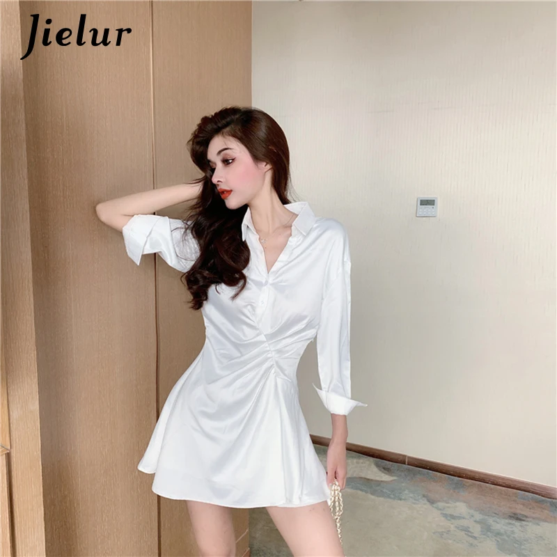 Женское платье-мини с завышенной талией и пуговицами
Женское платье-мини с завышенной талией и пуговицами