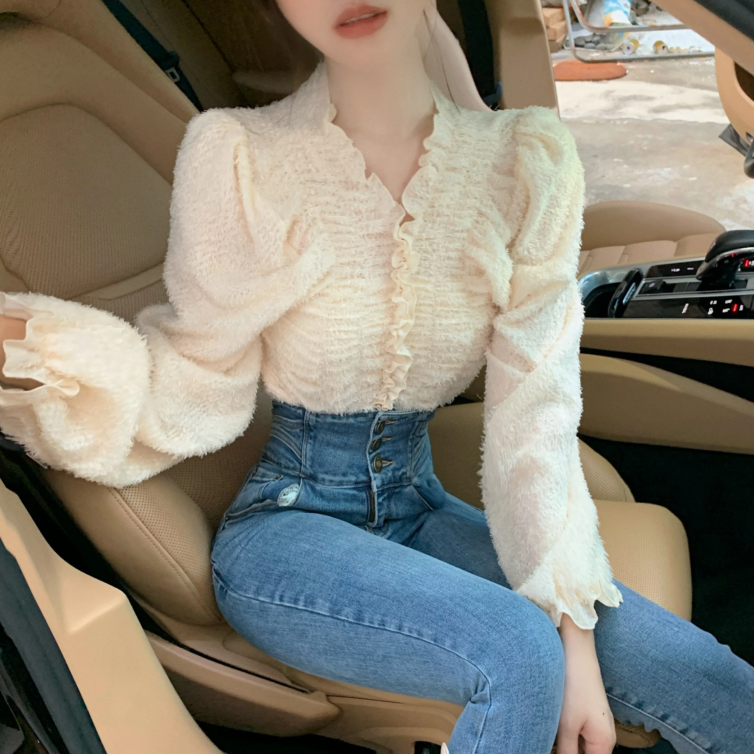 New Korean Sweet Women blouse V-neck lantern sleeve Casual Tops Pleated long sleeve Ruffles shirt
New Korean Sweet Women blouse V-neck lantern sleeve Casual Tops Pleated long sleeve Ruffles shirt