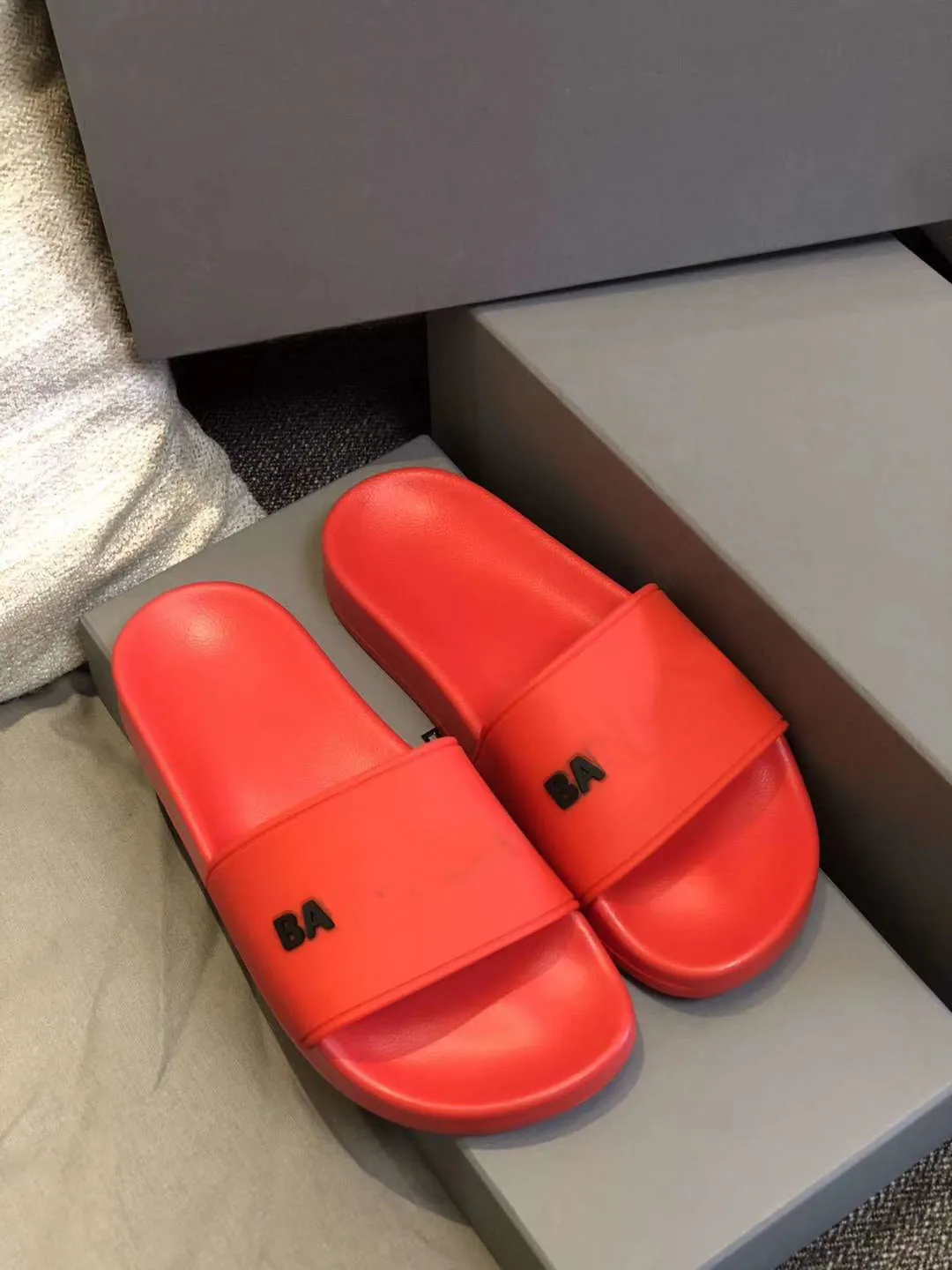 European station summer couple one-word slippers men and women thick bottom letter tide brand indoor and outdoor beach slippers
European station summer couple one-word slippers men and women thick bottom letter tide brand indoor and outdoor beach slippers