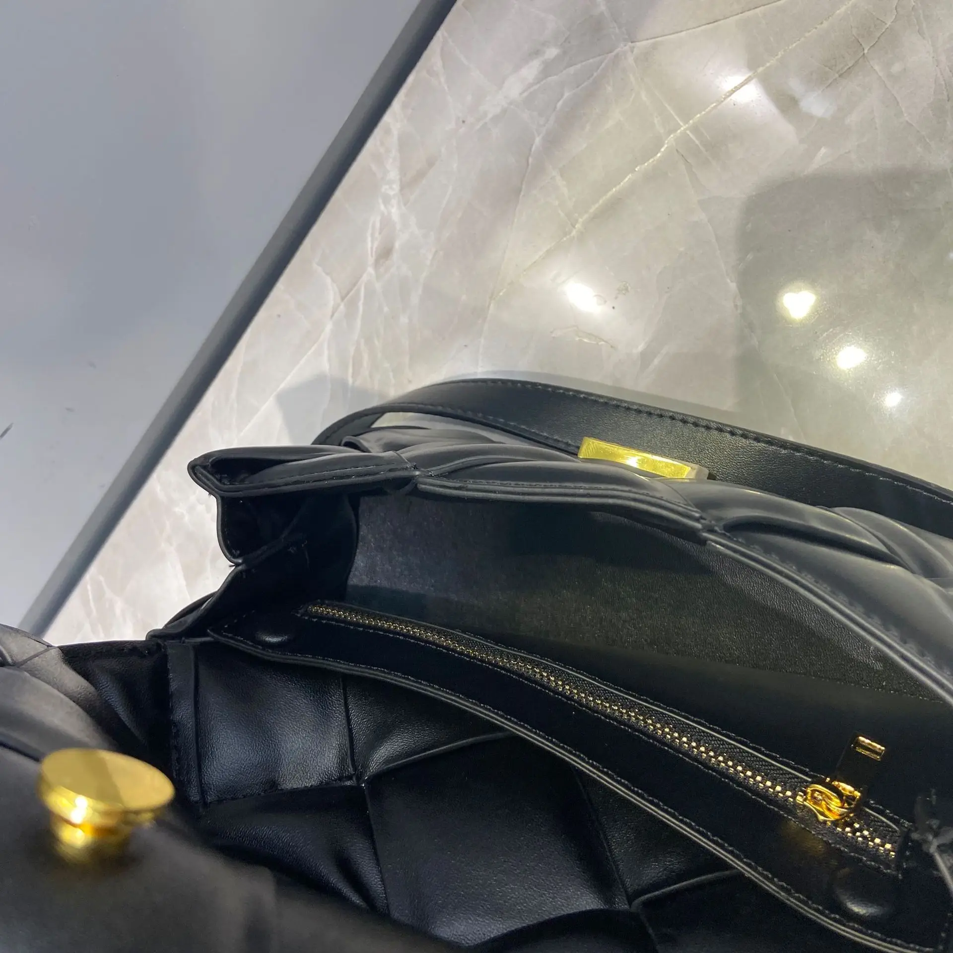 2021 fashion luxury big brand real cowhide woven sponge bubble bag shoulder messenger portable small square bag woven handbag
2021 fashion luxury big brand real cowhide woven sponge bubble bag shoulder messenger portable small square bag woven handbag
