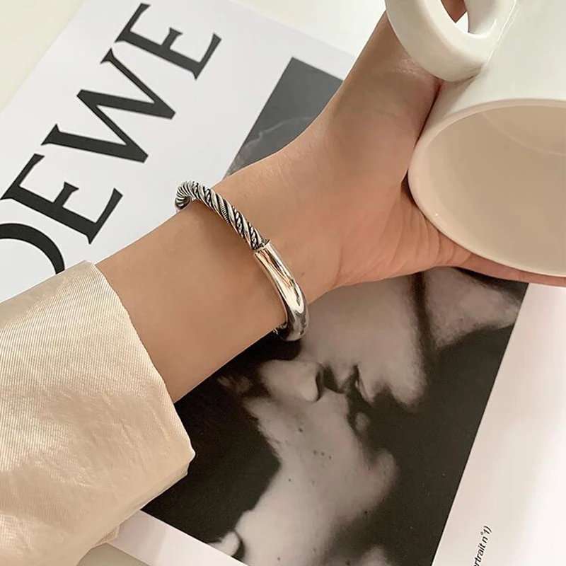 MEYRROYU Silver Color Retro Geometric Circular Twist Stitching Open Bangle Female High-end Hand Accessories Party Wholesale
MEYRROYU Silver Color Retro Geometric Circular Twist Stitching Open Bangle Female High-end Hand Accessories Party Wholesale