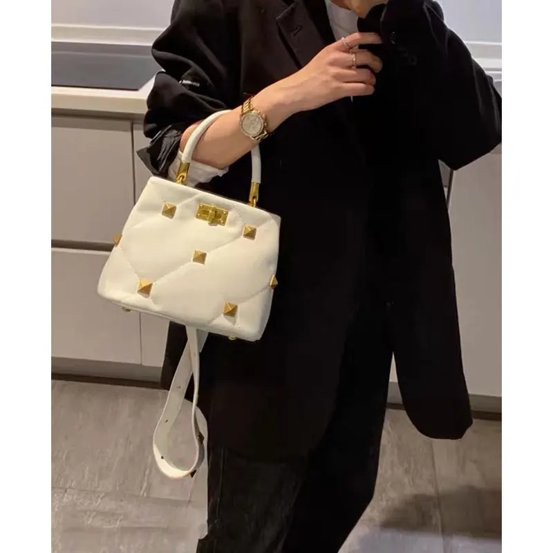 2021 spring and summer new fashion designer bags, women's high-quality leather shoulder bags, luxury rivet fashion handbags
2021 spring and summer new fashion designer bags, women's high-quality leather shoulder bags, luxury rivet fashion handbags